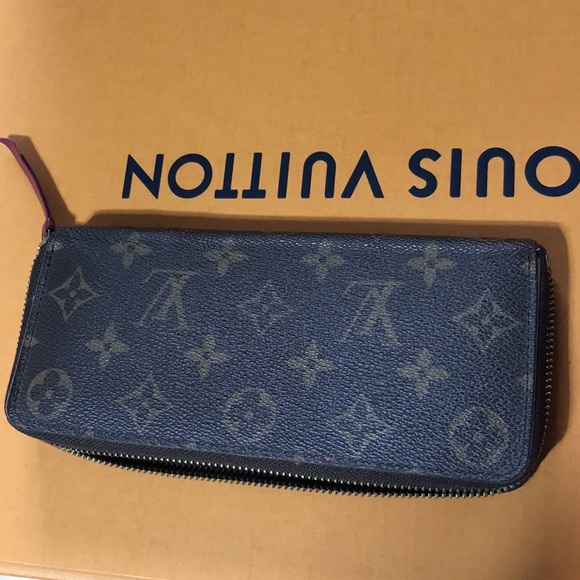 Louis Vuitton Handbags - Authentic zippy Wallet Louis Vuitton